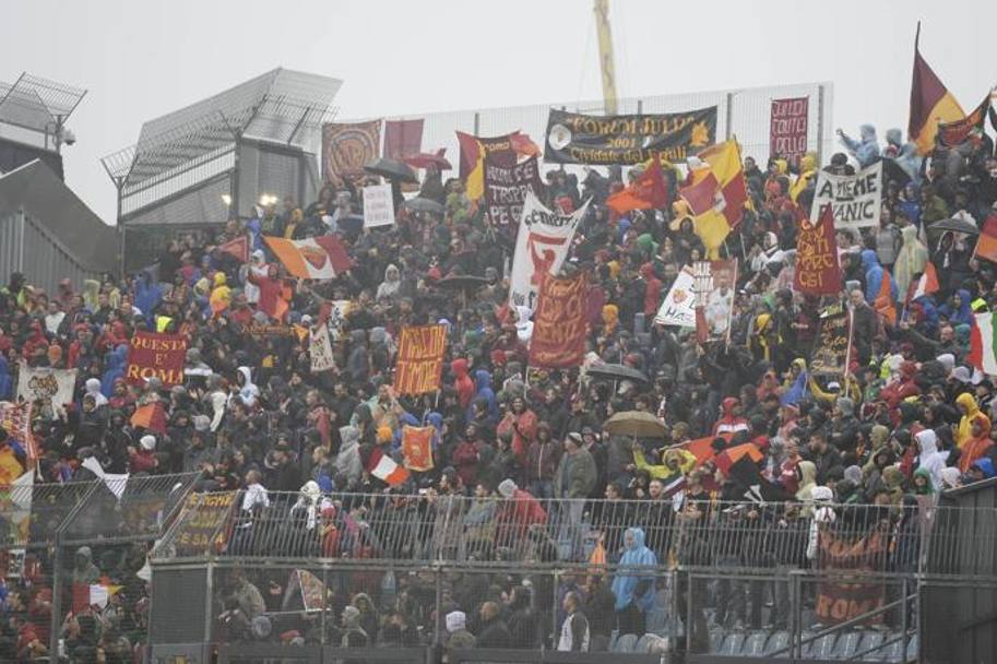 I  tifosi della Roma al Friuli non sentono la pioggia, troppa  la gioia per la nona vittoria giallorossa